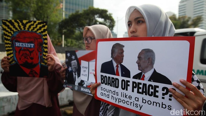 Peserta aksi dari Aqsa Working Group menggelar unjuk rasa di depan Kedutaan Besar Amerika Serikat di Jalan Medan Merdeka Selatan, Jakarta, Jumat (6/2/2026).