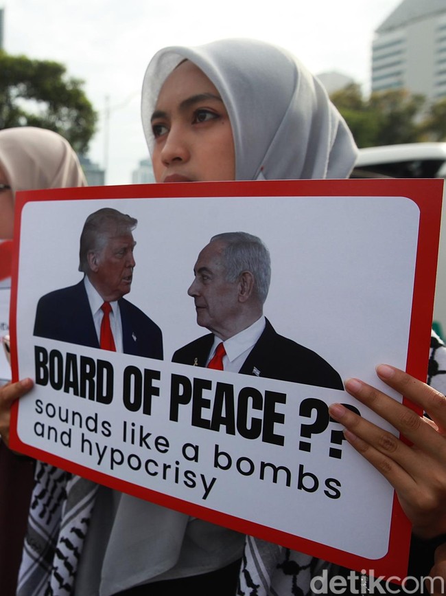 Aksi Massa Tolak Dewan Perdamaian di Kedubes AS