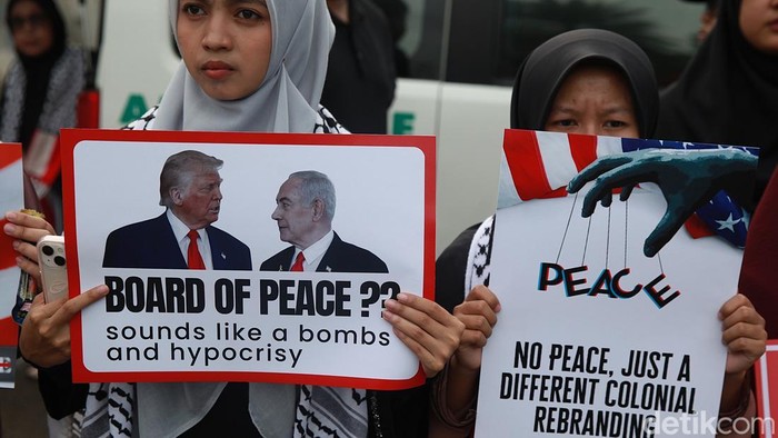 Peserta aksi dari Aqsa Working Group menggelar unjuk rasa di depan Kedutaan Besar Amerika Serikat di Jalan Medan Merdeka Selatan, Jakarta, Jumat (6/2/2026).