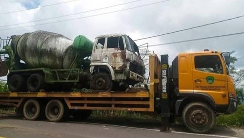 Alat berat mengevakuasi truk molen rusak tak bertuan terparkir selama enam tahun di Jalan Trans Flores Labuan Bajo-Ruteng, Manggarai Barat, Kamis (5/2/2026) (Dok. Kepala Desa Wae Lolos, Gervinus Toni)