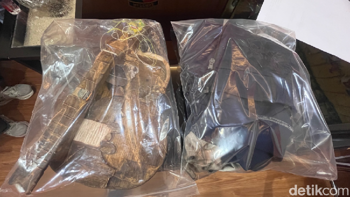 Alat musik ukulele yang diduga dijadikan alat untuk memukul korban hingga tewas