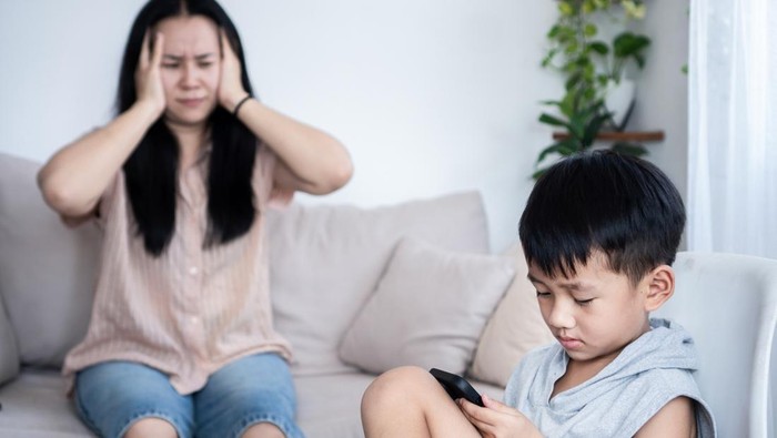 Orang tua terpengaruh saat anak kebanyakan main hp