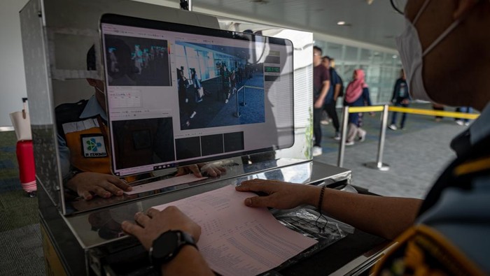 Petugas Balai Kekarantinaan Kesehatan (BKK) Kelas I Semarang mengawasi suhu tubuh penumpang asal Malaysia dengan alat pemindai suhu tubuh digital setibanya di Bandara Jenderal Ahmad Yani, Semarang, Jawa Tengah,  Kamis (05/2/2026). Bandara Jenderal Ahmad Yani bekerja sama dengan Balai Kekarantinaan Kesehatan (BKK) Kelas I Semarang meningkatkan pengawasan terhadap pelaku perjalanan udara dari luar negeri sebagai upaya mengantisipasi kemunculan kasus penularan virus Nipah di Indonesia. ANTARA FOTO/Aji Styawan/foc.