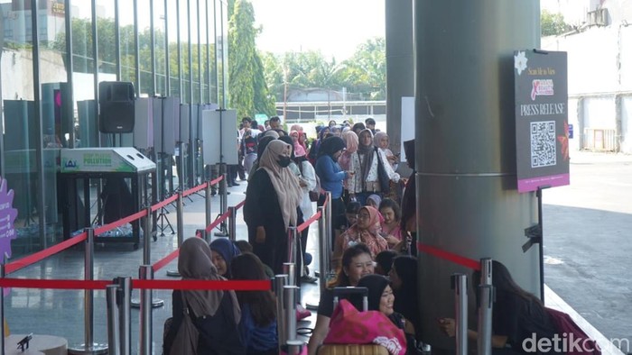 Antrean pengunjung Surabaya X Beauty di hari pertama.