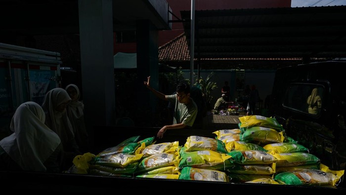 Warga antre membeli bahan sembako saat Gerakan Pangan Murah di Dinas Pangan dan Pertanian, Kabupaten Batang, Jawa Tengah, Jumat (6/2/2026). Pemerintah setempat menggelar gerakan pangan murah yang menyediakan barang kebutuhan pokok seperti beras SPHP 