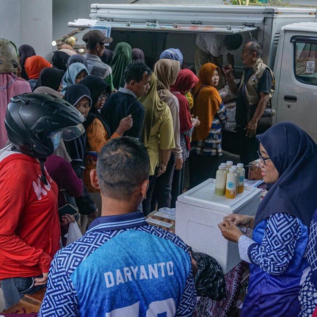Antusias Warga Batang Berburu Sembako Murah Menjelang Puasa
