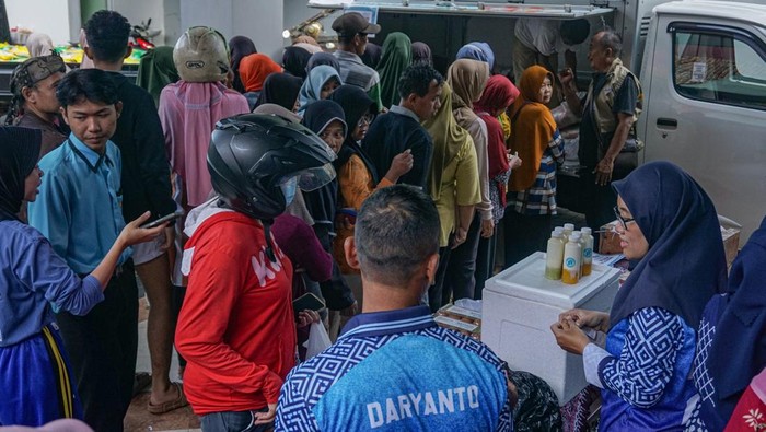 Warga antre membeli bahan sembako saat Gerakan Pangan Murah di Dinas Pangan dan Pertanian, Kabupaten Batang, Jawa Tengah, Jumat (6/2/2026). Pemerintah setempat menggelar gerakan pangan murah yang menyediakan barang kebutuhan pokok seperti beras SPHP dan premium, minyak, telur dan sayuran lainnya dengan harga murah yang bertujuan untuk menekan laju inflasi menjelang bulan Ramadhan 2026 mendatang. ANTARA FOTO/Harviyan Perdana Putra/rwa.