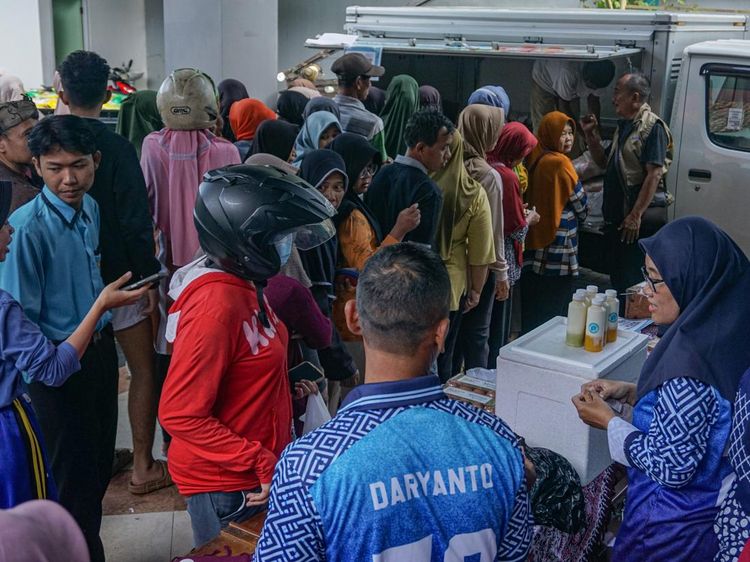 Antusias Warga Batang Berburu Sembako Murah Menjelang Puasa