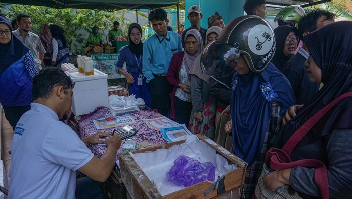 Warga antre membeli bahan sembako saat Gerakan Pangan Murah di Dinas Pangan dan Pertanian, Kabupaten Batang, Jawa Tengah, Jumat (6/2/2026). Pemerintah setempat menggelar gerakan pangan murah yang menyediakan barang kebutuhan pokok seperti beras SPHP dan premium, minyak, telur dan sayuran lainnya dengan harga murah yang bertujuan untuk menekan laju inflasi menjelang bulan Ramadhan 2026 mendatang. ANTARA FOTO/Harviyan Perdana Putra/rwa.