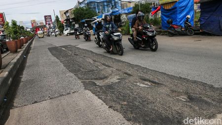 Awas! Jalan Siliwangi Raya Pamulang Berlubang