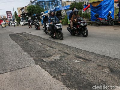 Awas! Jalan Siliwangi Raya Pamulang Berlubang
