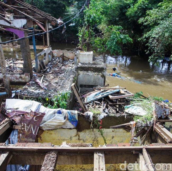 Bangunan di Bantaran Ciliwung Dibongkar untuk Normalisasi Sungai