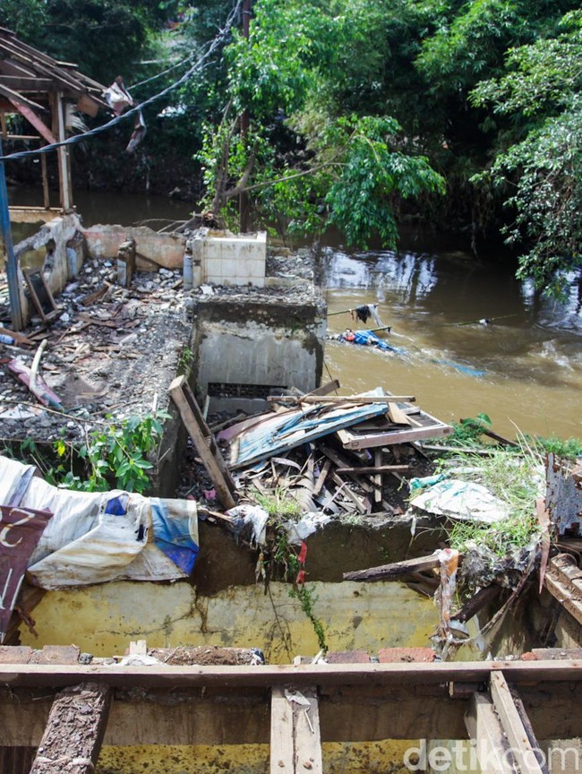 Bangunan di Bantaran Ciliwung Dibongkar untuk Normalisasi Sungai