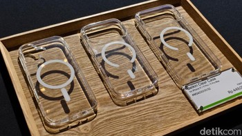 Belkin Clear Case yang dijual mulai dari Rp 449.000 unggul sebagai pelindung iPhone tipis & transparan: perlindungan jatuh hingga 13ft/4m (military-grade), anti-yellowing material tahan menguning berkat UV-resistant, tetap jernih lama. Kompatibel Qi2 & MagSafe untuk charging nirkabel cepat & magnetik kuat. Anti-scratch film lindungi dari gores, raised edges jaga layar & kamera, touch-sensitive Camera Control button responsif, side grooves grip nyaman, desain super ringan & pocket-friendly. Tampilkan warna iPhone asli tanpa kompromi gaya, garansi 2 tahun—proteksi premium & stylish! Foto: Adi Fida Rahman/detikINET