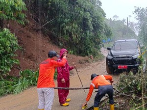 Tanah Longsor di OKU Selatan Dibersihkan, Jalan Amblas Dipasang Police Line