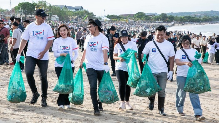 BRI Bersihkan Pantai Kedonganan, Atasi Sampah 931,16 Kg dalam Aksi Profesional!