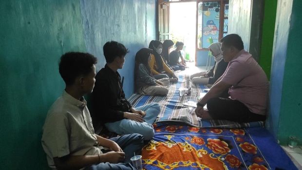 Bripka Asep Wahyudi fasilitasi warga yang ingin mengikuti program paket A, B, C untuk mengurangi angka pengangguran di  Kota Serang