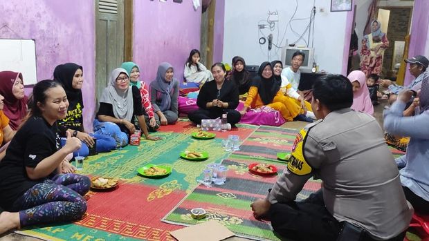 Bripka Asep Wahyudi fasilitasi warga yang ingin mengikuti program paket A, B, C untuk mengurangi angka pengangguran di  Kota Serang