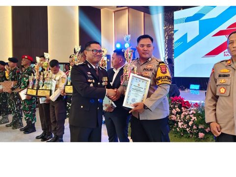 Bripka Asep Wahyudi fasilitasi warga yang ingin mengikuti program paket A, B, C untuk mengurangi angka pengangguran di  Kota Serang