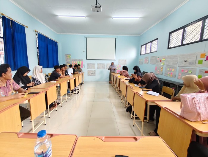 Bripka Asep Wahyudi fasilitasi warga yang ingin mengikuti program paket A, B, C untuk mengurangi angka pengangguran di  Kota Serang