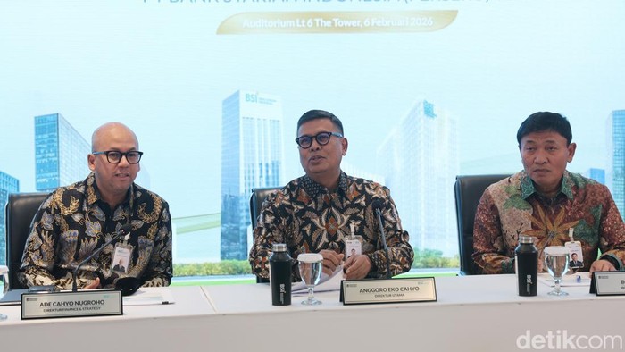 Direktur Utama BSI Anggoro Eko Cahyo bersama jajaran direksi memaparkan kinerja perseroan tahun buku 2025 di Kantor Pusat BSI, Jakarta, Jumat (6/2/2026).