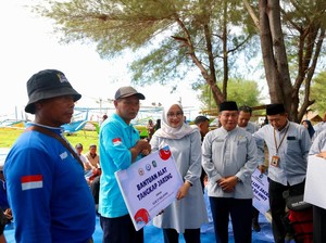 Bupati Ipuk Serahkan 12 Mesin Kapal untuk 4 Kelompok Nelayan Banyuwangi