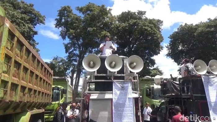 Buruh tambang menggelar aksi unjuk rasa di Gedung Sate.