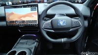 Fitur unggulannya mencakup layar sentuh 15,6 inci, AR-HUD, panoramic sunroof luas, hingga sistem bantuan berkendara canggih dengan standar keselamatan tinggi.