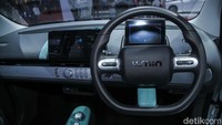 Dari sisi teknologi, mobil ini dibekali layar sentuh 10,25 inci, Smart Keyless Entry & Start, serta dukungan pengisian cepat DC yang mampu mengisi daya 30–80 persen dalam 35 menit.