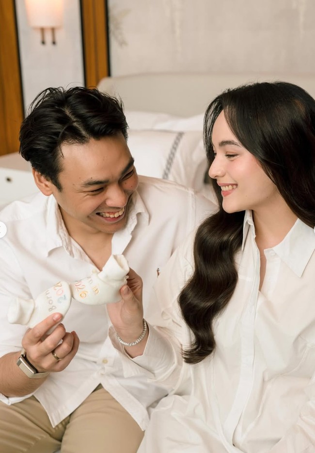 Artis cantik Chelsea Islan mengumumkan kabar bahagia kehamilannya dengan suami, Rob Clinton. Momen tersebut dibagikan Chelsea ke akun Instagramnya, bertepatan dengan ulang tahun ke-33 sang suami. Foto: Instagram/@chelseaislan