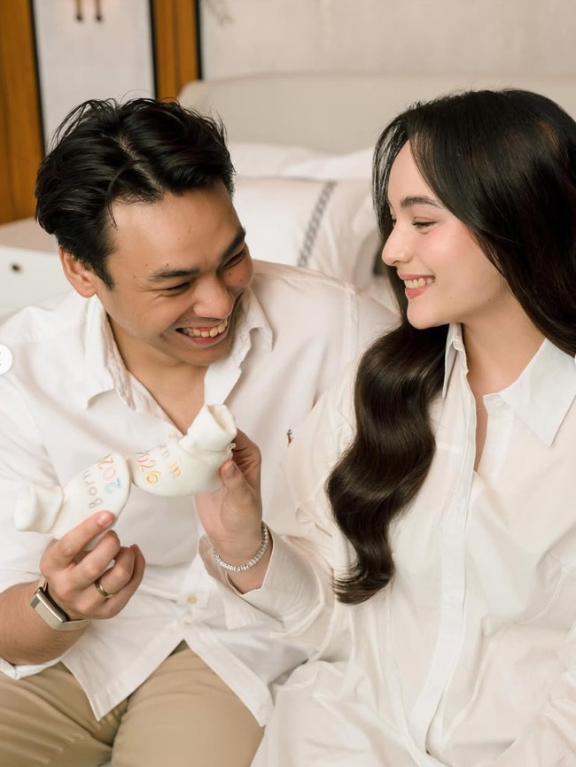 Potret Chelsea Islan Umumkan Kehamilan, Pamer Bare Baby Bump yang Sudah Besar