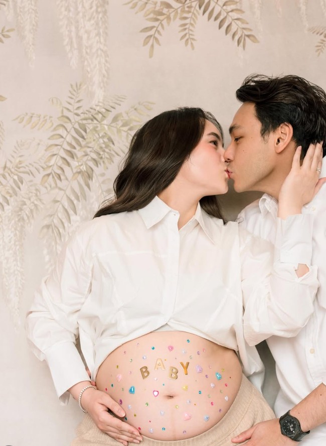 Berkonsep sederhana dengan nuansa putih dan coklat, Chelsea tampil mengenakan kemeja putih yang memperlihatkan baby bump di perutnya yang sudah cukup besar. Foto: Instagram/@chelseaislan