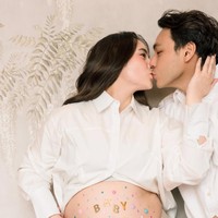 Berkonsep sederhana dengan nuansa putih dan coklat, Chelsea tampil mengenakan kemeja putih yang memperlihatkan baby bump di perutnya yang sudah cukup besar. Foto: Instagram/@chelseaislan