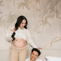Baby bump di perutnya itu tampak dihiasi dengan tulisan baby dan stiker warna-warni. Unggahan Chelsea pun dibanjiri ucapan selamat dari para netizen. Foto: Instagram/@chelseaislan