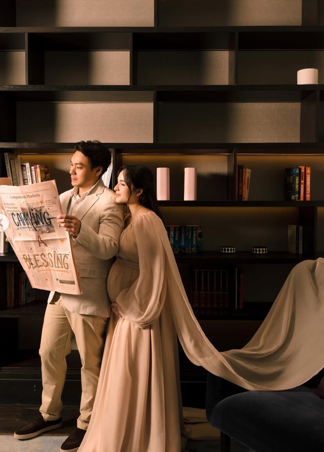 Dalam look berbeda, Chelsea tampil anggun kenakan dress panjang berwarna nude. Penampilannya itu senada dengan Rob Clinton yang juga mengenakan setelan jas warna nude. Foto: Instagram/@chelseaislan