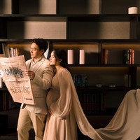 Dalam look berbeda, Chelsea tampil anggun kenakan dress panjang berwarna nude. Penampilannya itu senada dengan Rob Clinton yang juga mengenakan setelan jas warna nude. Foto: Instagram/@chelseaislan