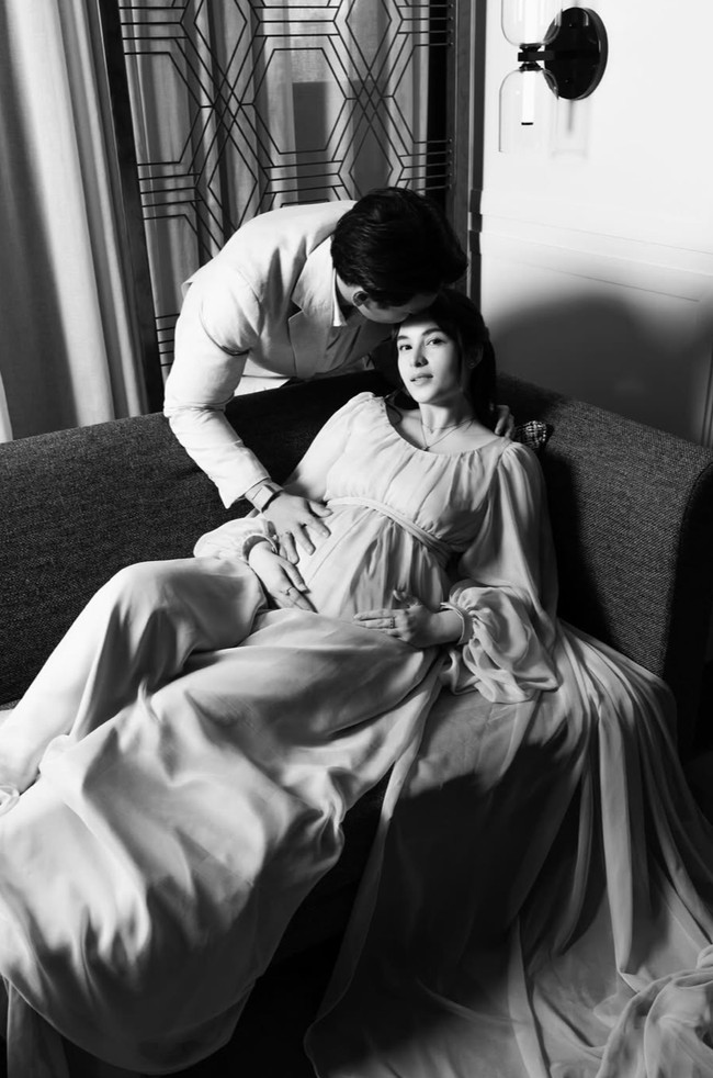 Akan segera menjadi orangtua baru, Chelsea dan suami makin mesra. Di salah satu foto terlihat Rob Clinton yang mencium kening Chelsea sambil memegang perut hamilnya. Foto: Instagram/@chelseaislan