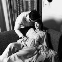 Akan segera menjadi orangtua baru, Chelsea dan suami makin mesra. Di salah satu foto terlihat Rob Clinton yang mencium kening Chelsea sambil memegang perut hamilnya. Foto: Instagram/@chelseaislan