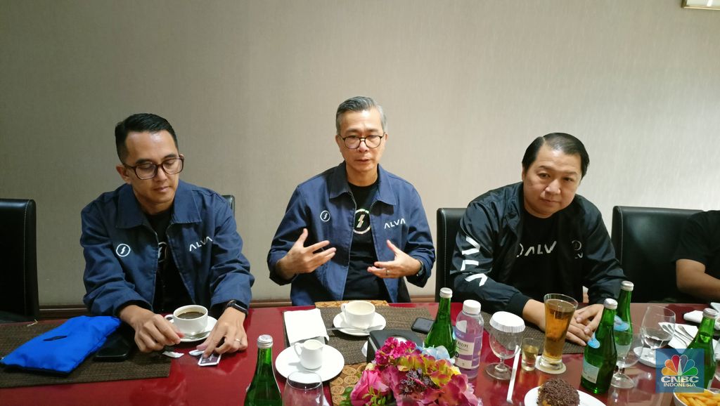 Chief Executive Officer Alva, Purbaja Pantja (tengah) di Indonesia Internasional Motor Show (IIMS) 2026, Jumat (6/2/2026). (CNBC Indonesia/Ferry Sandi)