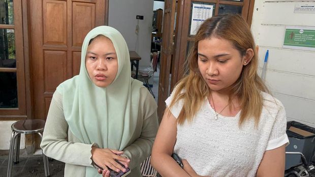 Curanmor Surabaya Dwintia dan Jayanti saat laporan pencurian motor ke Polsek Sawahan, Surabaya