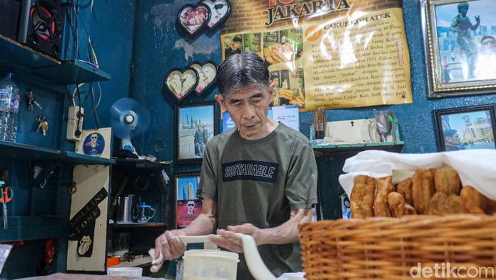 Sejumlah pembeli memadati kios Cakue Ko Atek, salah satu penjual cakue legendaris yang telah beroperasi sejak 1971 di Gang Kelinci, Pasar Baru, Jakarta, Kamis (6/2/2026). Kios sederhana bernuansa warna biru itu tetap bertahan di lokasi yang sama sejak pertama kali dibuka hingga kini.