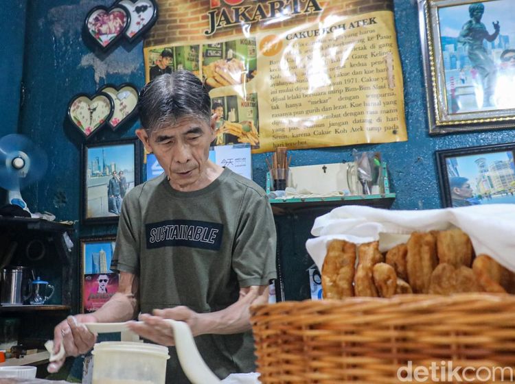 Di Lorong Sempit Pasar Baru, Ko Atek Jaga Cita Rasa Cakue Legendaris