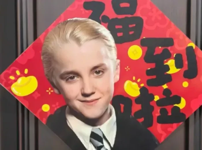Karakter Draco Malfoy dalam serial Harry Potter menjadi maskot Tahun Baru Imlek yang tak terduga di China. Ramai gambar Draco Malfoy menghiasi ornamen warna merah di rumah warga di China jelang Imlek.