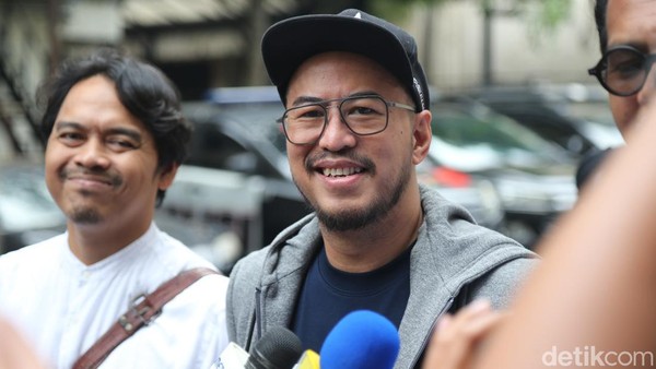 Ekspresi Pandji Pragiwaksono Jelang Diperiksa soal Mens Rea