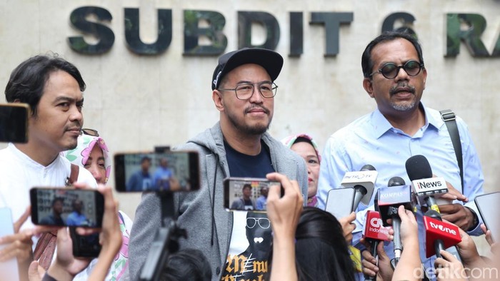 Pandji Pragiwaksono didampingi kuasa hukum memberikan pernyataan pers jelang diperiksa terkait materi stand-up 'Mens Rea' di Ditreskrimum Polda Metro Jaya, Jakarta, Jumat (6/2/2026).