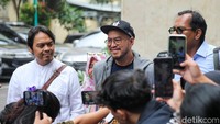 Pandji Pragiwaksono didampingi kuasa hukum memberikan pernyataan pers jelang diperiksa terkait materi stand-up Mens Rea di Ditreskrimum Polda Metro Jaya, Jakarta, Jumat (6/2/2026).