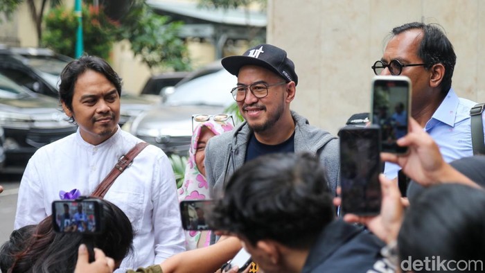 Pandji Pragiwaksono didampingi kuasa hukum memberikan pernyataan pers jelang diperiksa terkait materi stand-up 'Mens Rea' di Ditreskrimum Polda Metro Jaya, Jakarta, Jumat (6/2/2026).