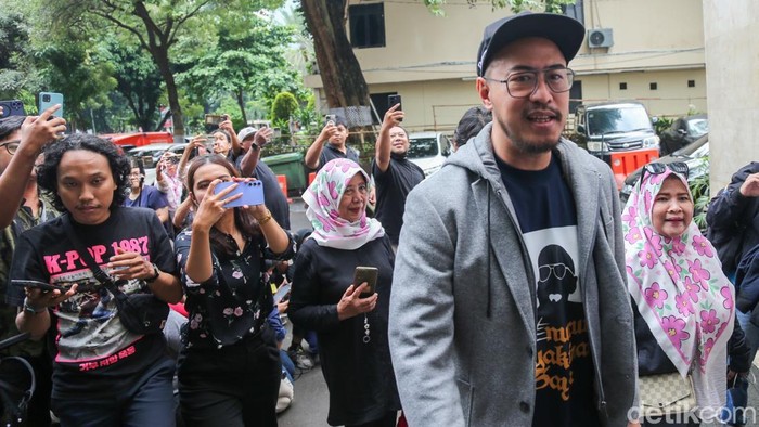 Pandji Pragiwaksono didampingi kuasa hukum memberikan pernyataan pers jelang diperiksa terkait materi stand-up 'Mens Rea' di Ditreskrimum Polda Metro Jaya, Jakarta, Jumat (6/2/2026).