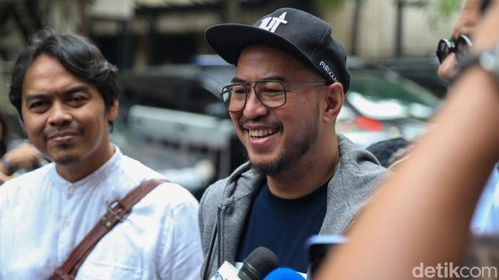 Pandji Pragiwaksono didampingi kuasa hukum memberikan pernyataan pers jelang diperiksa terkait materi stand-up Mens Rea di Ditreskrimum Polda Metro Jaya, Jakarta, Jumat (6/2/2026).