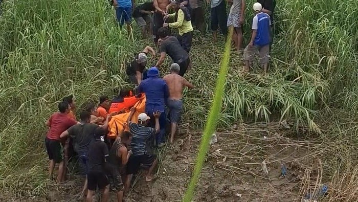 Evakuasi jenazah bocah di Sambeng Lamongan yang tenggelam di Sungai Lamonga